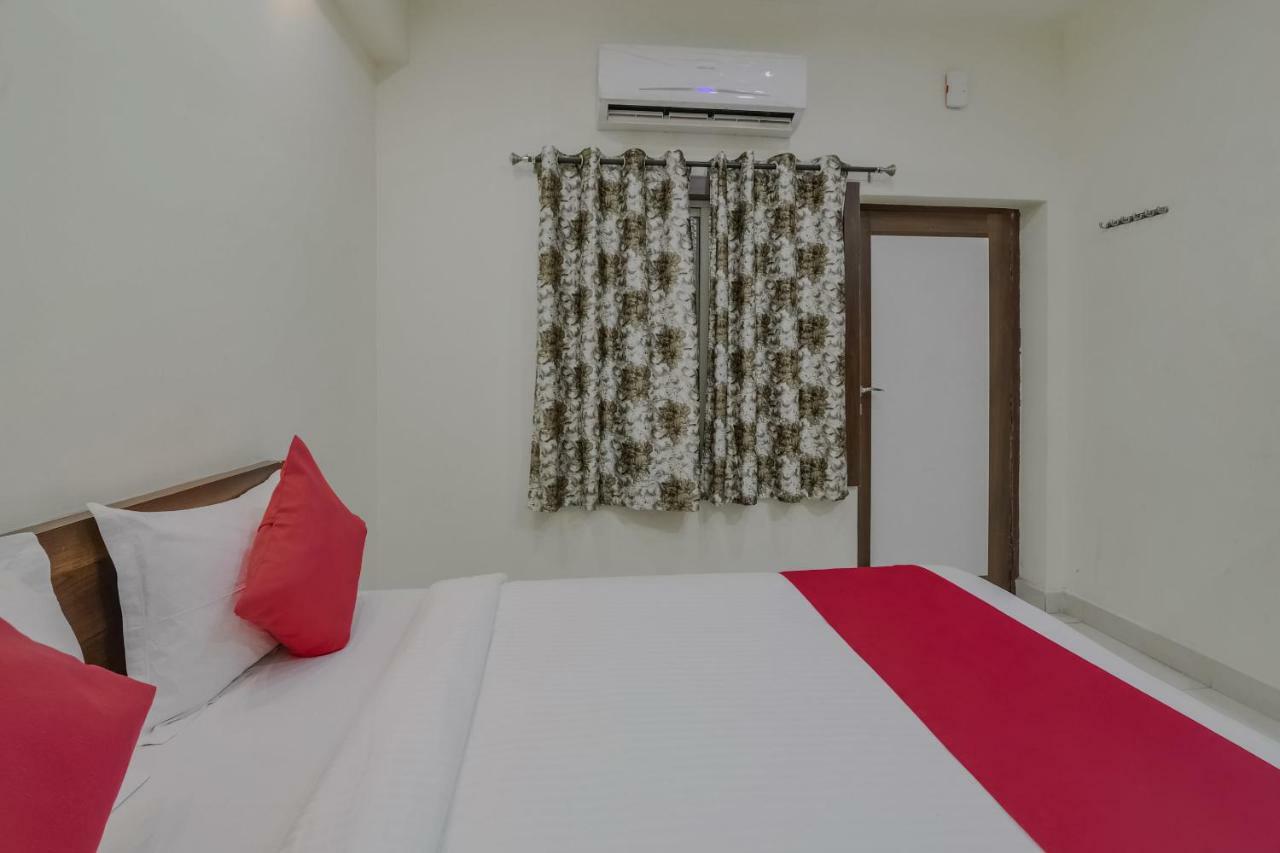 Отель Neema Residency Анантапур Экстерьер фото